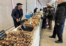 Mesa de Aizpuru repleta de fruta y alubias.