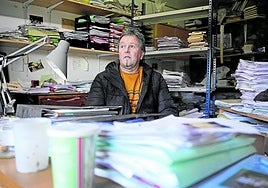 Es la mesa de un hombre de negocios, de un empresario, de un ganadero. Jokin en Leaburu.