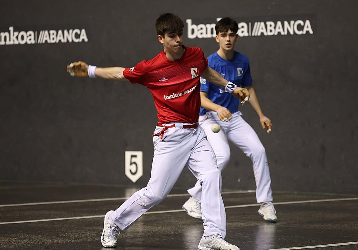 Harkaitz Murua, a punto de ejecutar una jugada ante Igor Nazabal, en el Atano III.