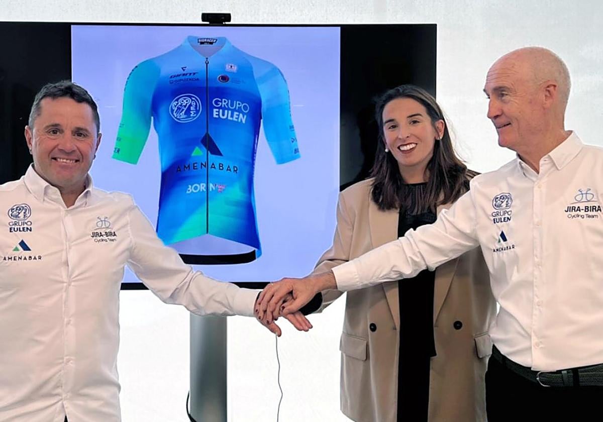 Ane Sarrionaindia de Amenabar junto a Ismael Etxarri y David Etxebarria con el diseño del nuevo maillot del Eulen Amenabar.