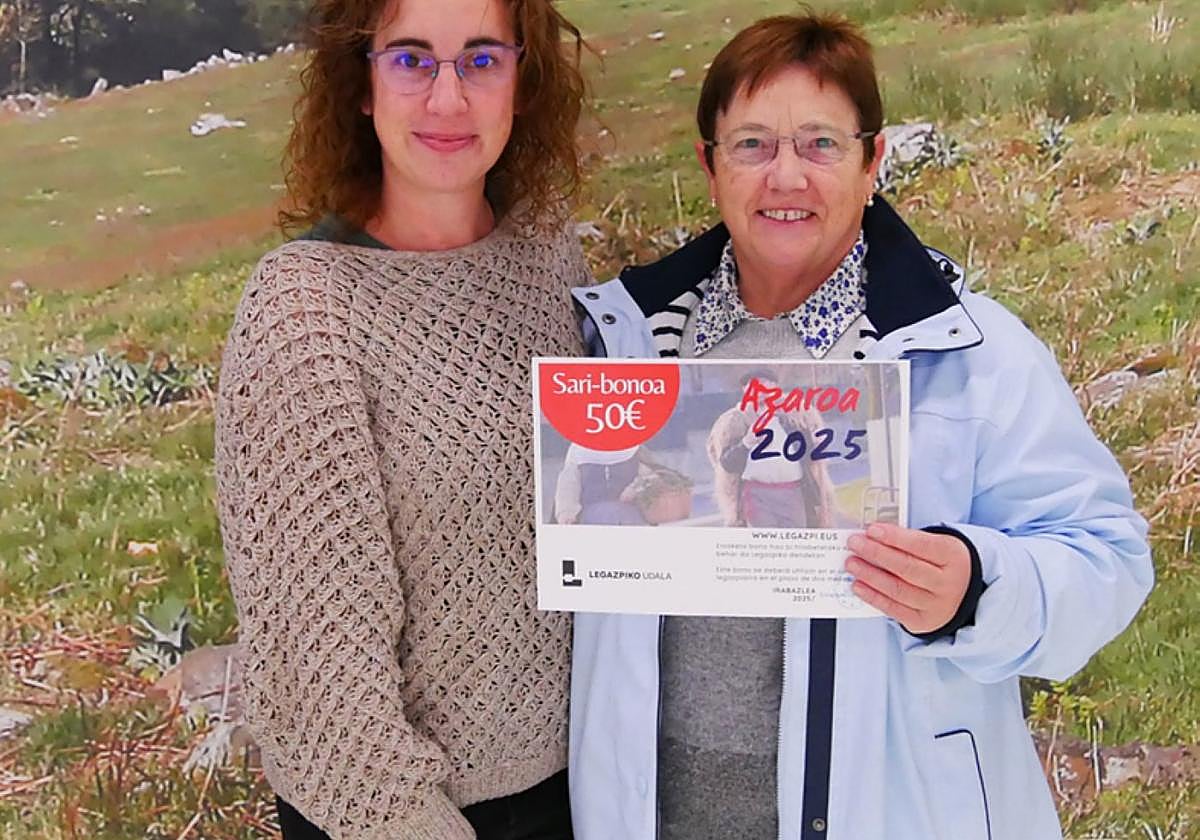 Pilar Ugarte recibió el bono de su hijo, Joseba Aranburu.