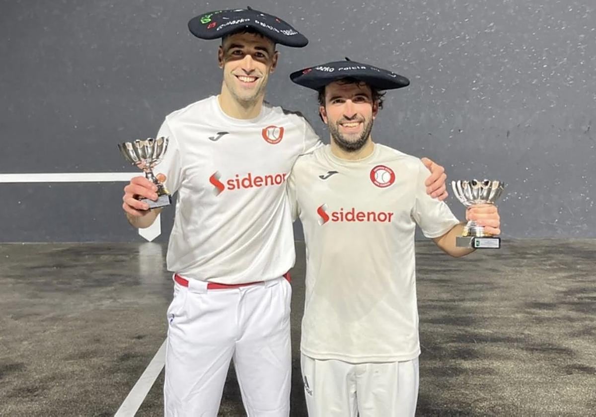 Oteiza elkarteko bikotea, irabazleen txapela eta garaikurrekin.