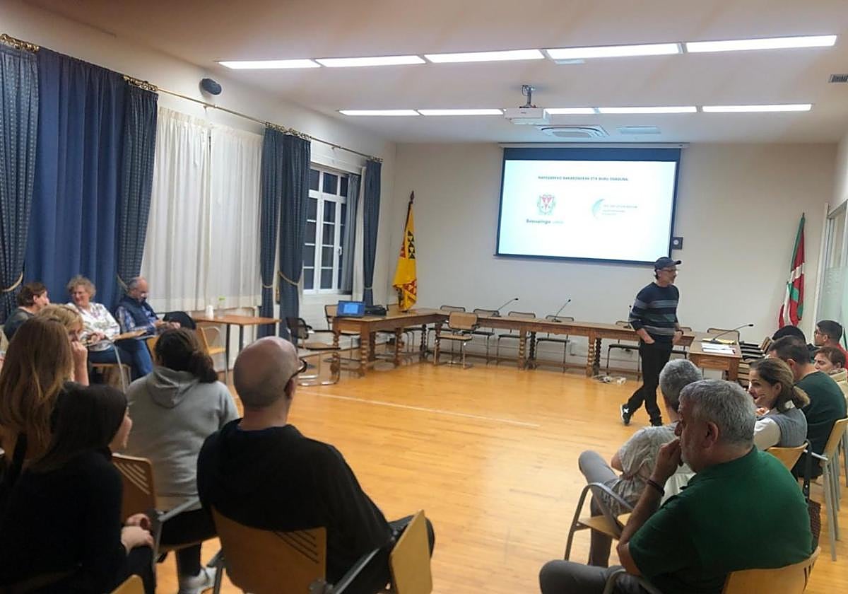 Cooperación. Imagen de una de las sesiones realizadas con los vecinos de la localidad en el salón de plenos. udala