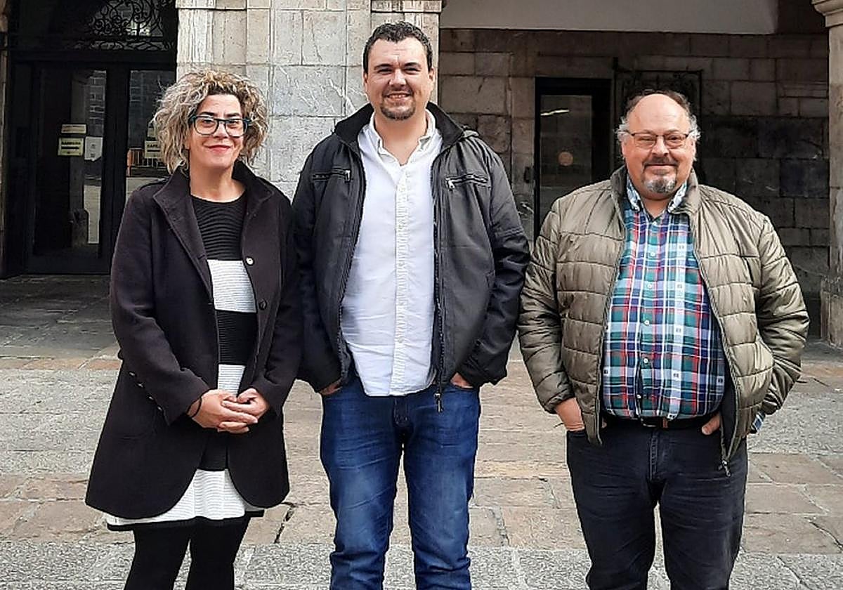 Los concejales socialistas Yoana Sánchez y Aritz Murua y el exconcejal Víctor Fuentes.