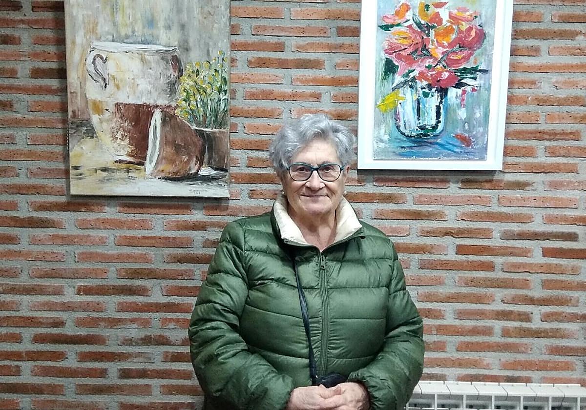 María Carmen Usabiaga junto a dos de los cuadros expuestos en Altarte.