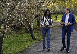 Maider García Martín, paseando junto a Eneko Andueza en Irun.