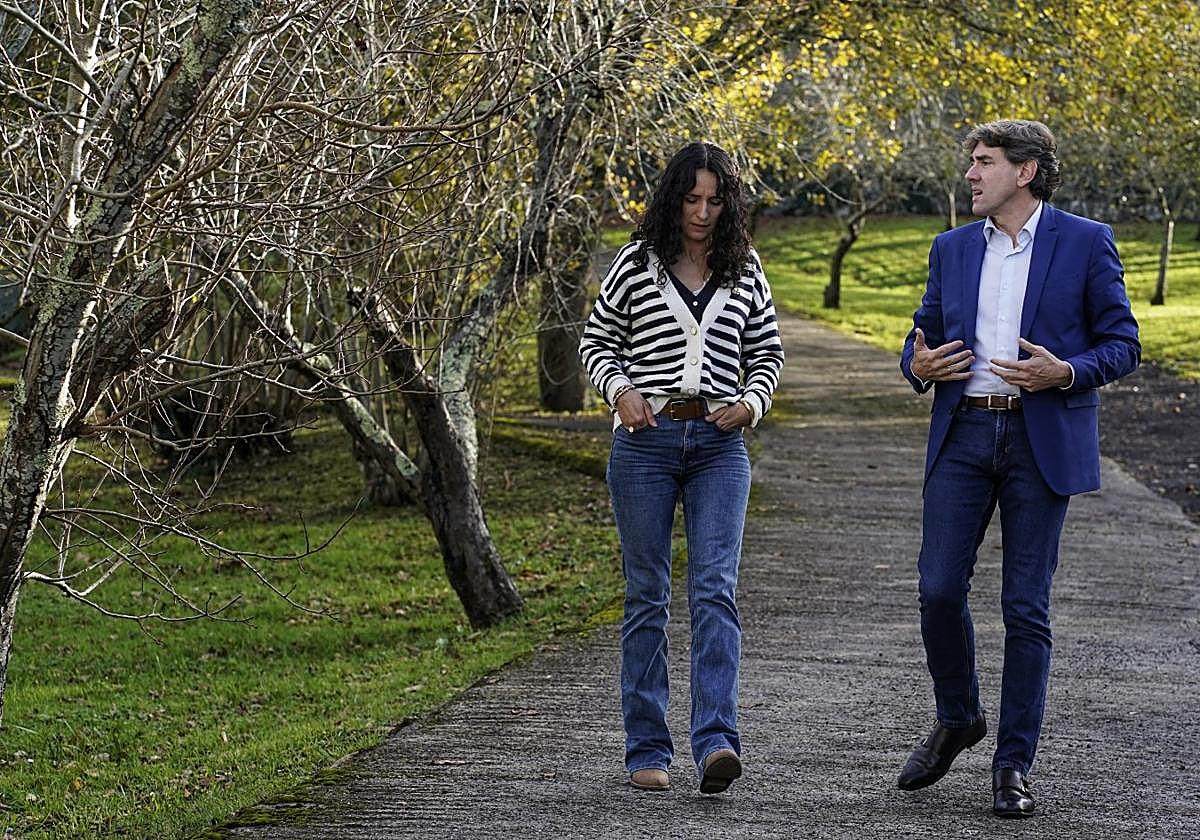 Maider García Martín, paseando junto a Eneko Andueza en Irun.