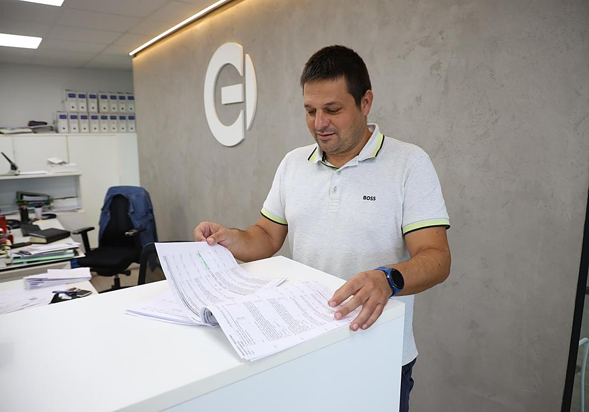 Alberto San Matías posa en su puesto de trabajo.