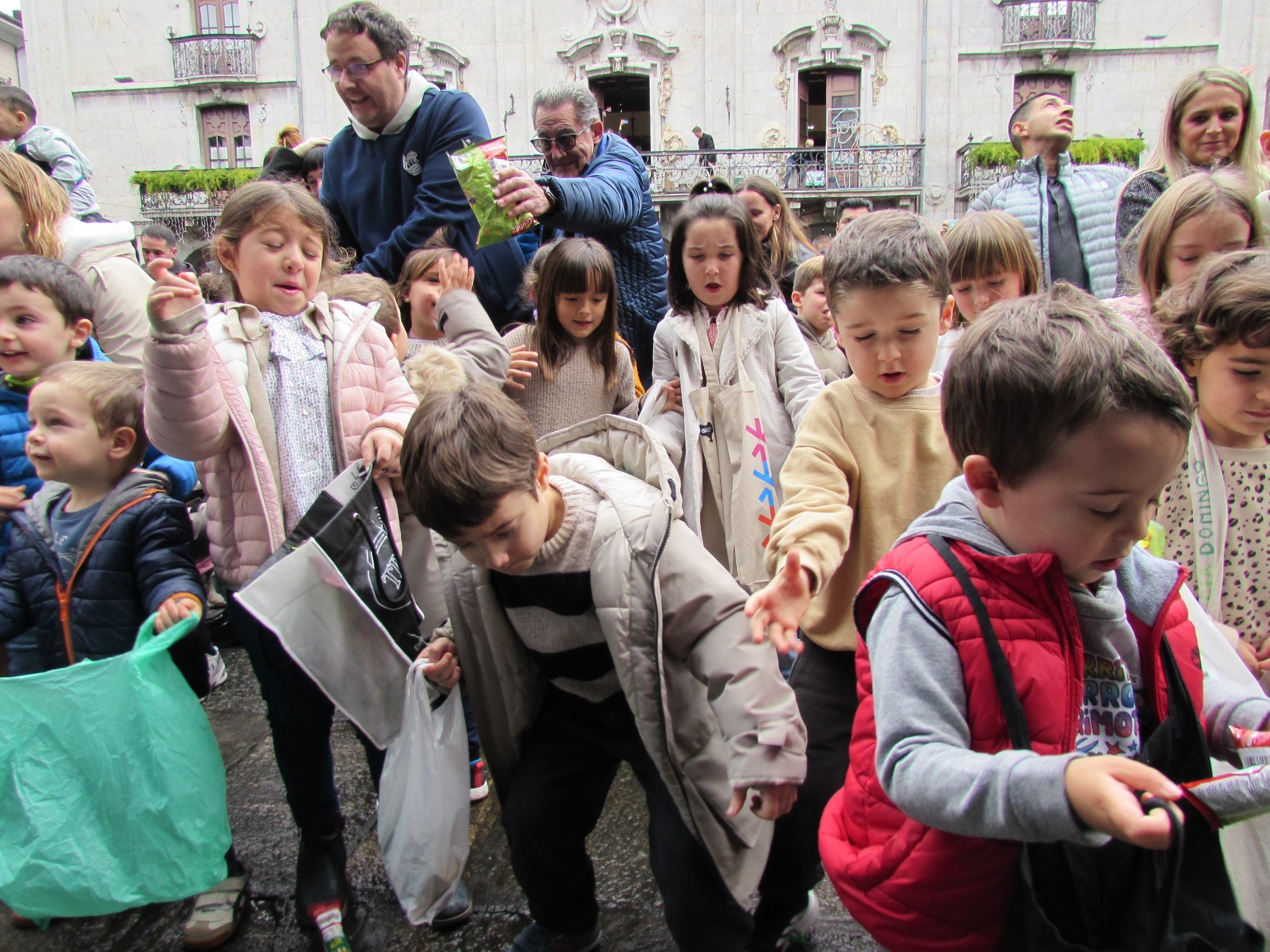 Ilusión y tradición en los bolo-bolos de San Nikolas
