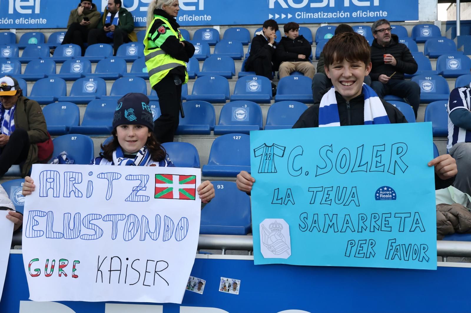 La afición de la Real Sociedad se deja sentir en Mendizorroza