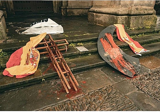 Banderas de España y símbolos robados por Ernai que el colectivo ha rociado con pintura y depositado en Durango.