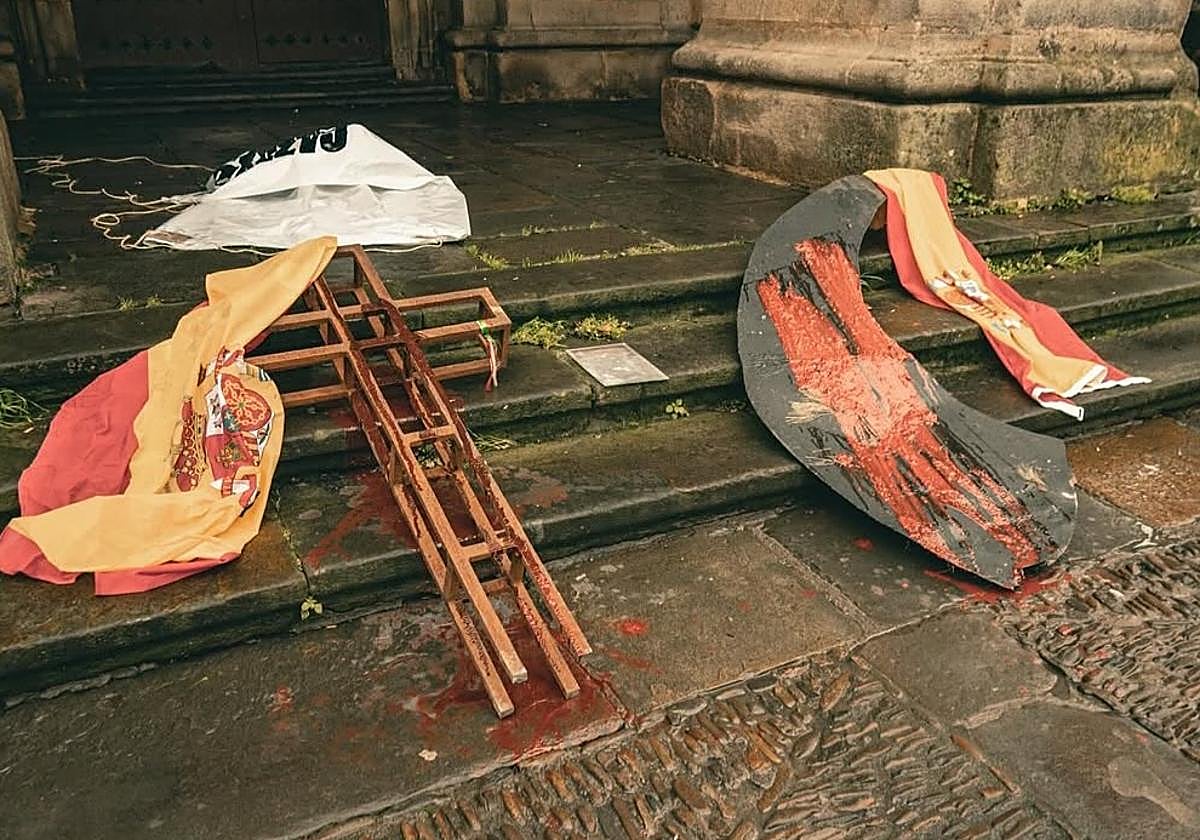 Banderas de España y símbolos robados por Ernai que el colectivo ha rociado con pintura y depositado en Durango.