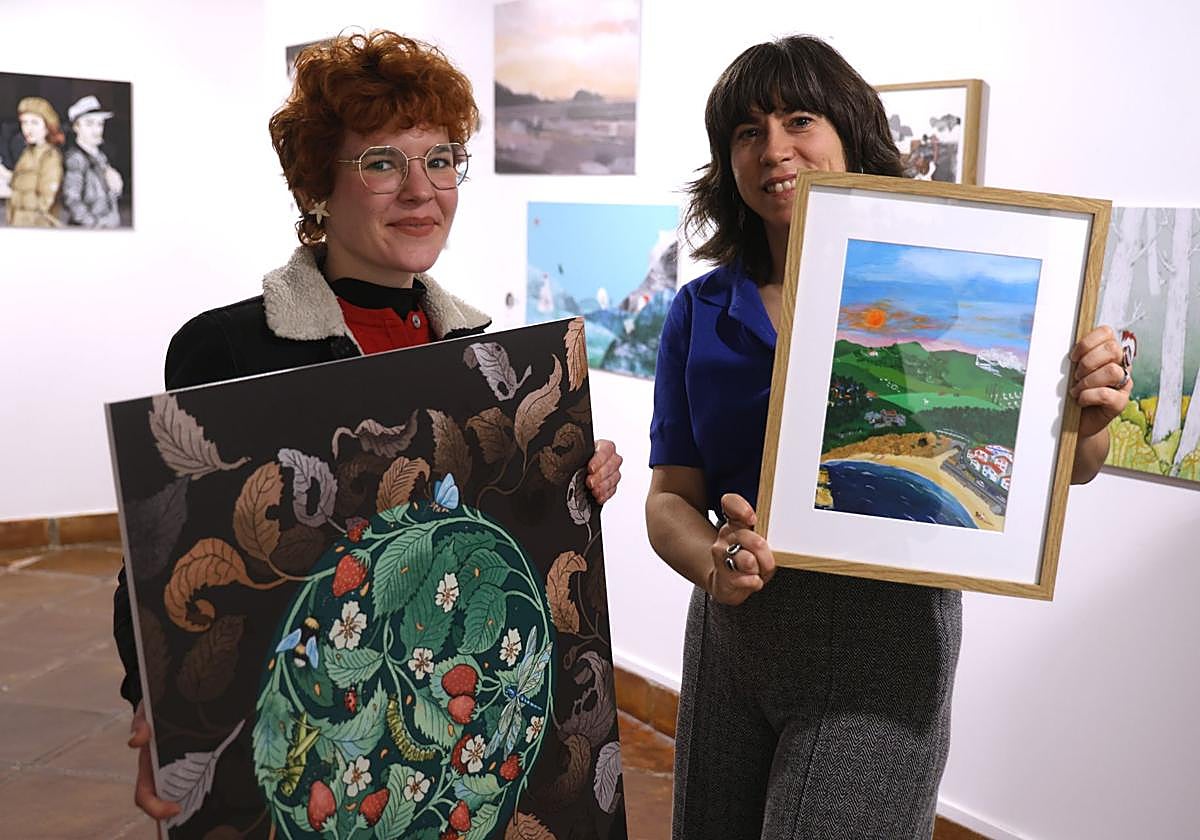 Ione Larrañaga eta Arrate Rodriguez, Atartean ikusgai dauden euren ilustrazioekin.