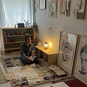 Irene Villalba, en su taller, junto a algunos de sus retratos. I.V.