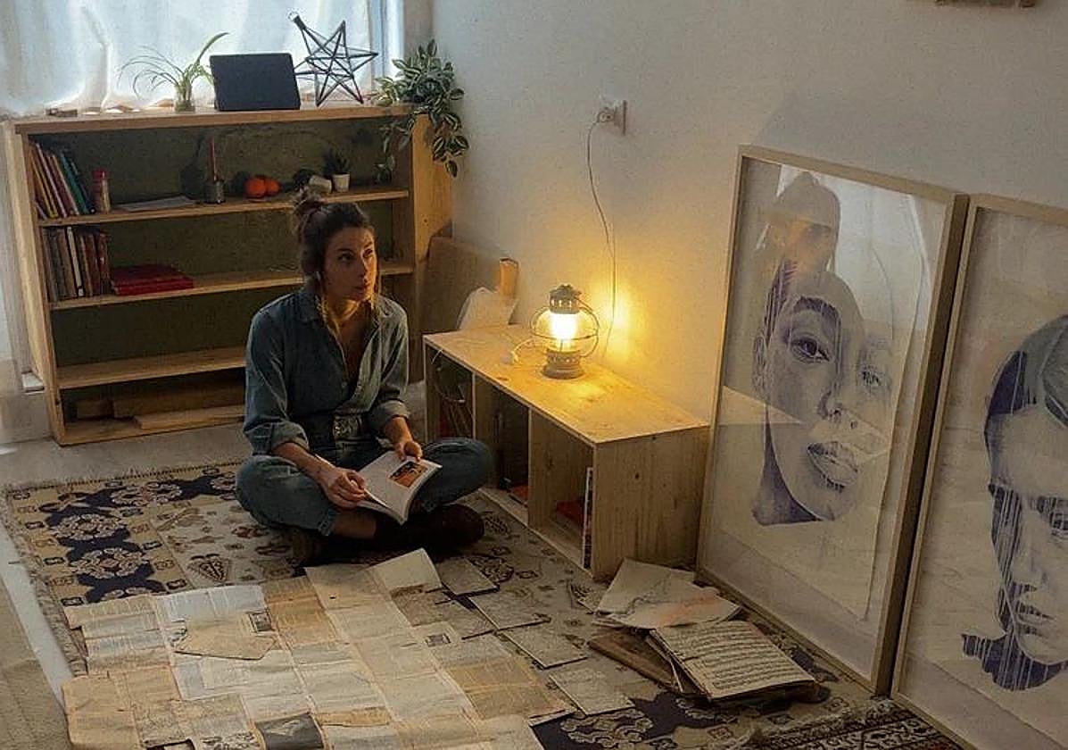 Irene Villalba, en su taller, junto a algunos de sus retratos.