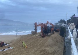 Dos excavadoras ayer por la tarde sobre una montaña de arena.