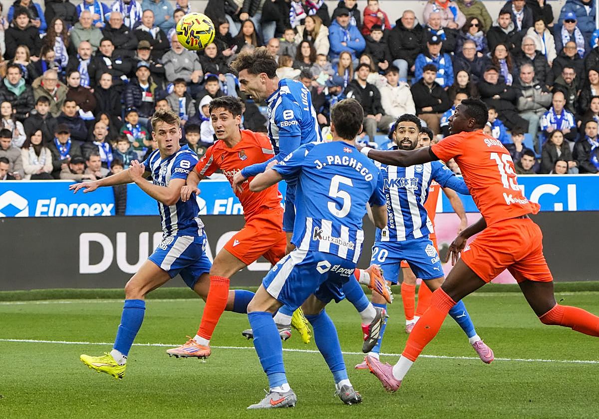 Gorrotxategi y Sadiq tratan de obstaculizar el cabezazo de Boyé, autor del gol de penalti del Alavés, ante el realista Pacheco, cedido en el club vitoriano.