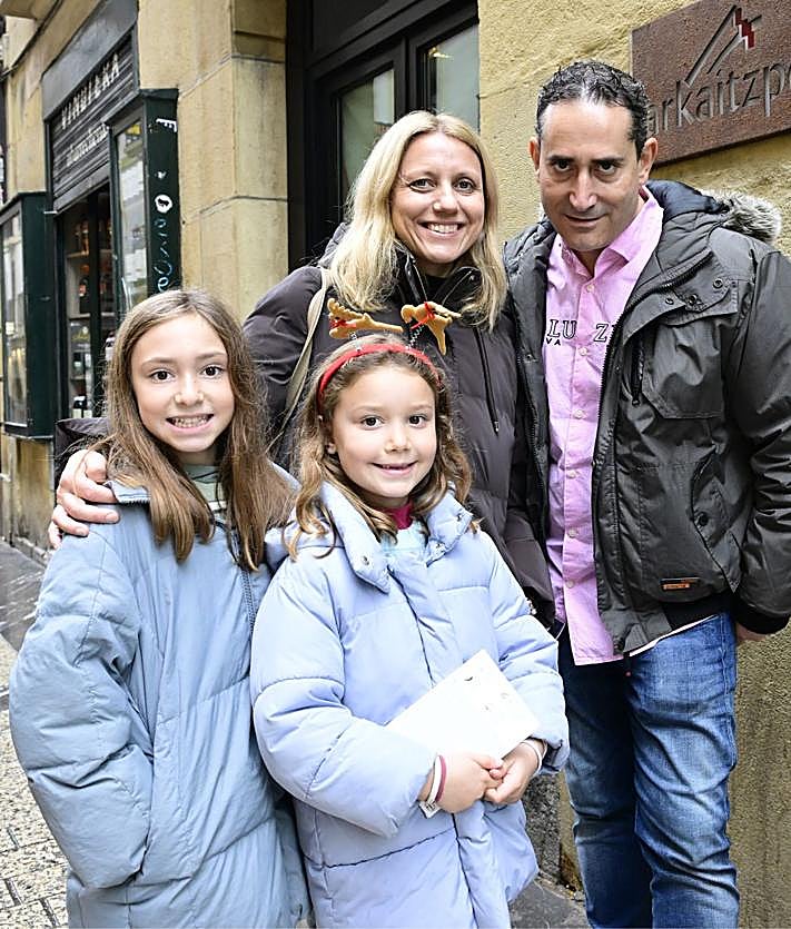 Imagen secundaria 2 - «El fútbol es la excusa para pasar el puente en Donostia»