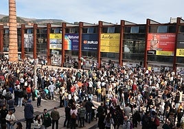 Imagen de la multitudinaria concentración realizada al mediodía en la plaza Landako en recuerdo a Palestina, a las afueras de las instalaciones de Durangoko Azoka.