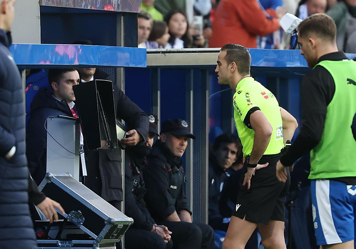 Javier Arberola Rojas, revisando la jugada de Aritz en el VAR que acabó siendo el 1-0 con el que acabó el partido.