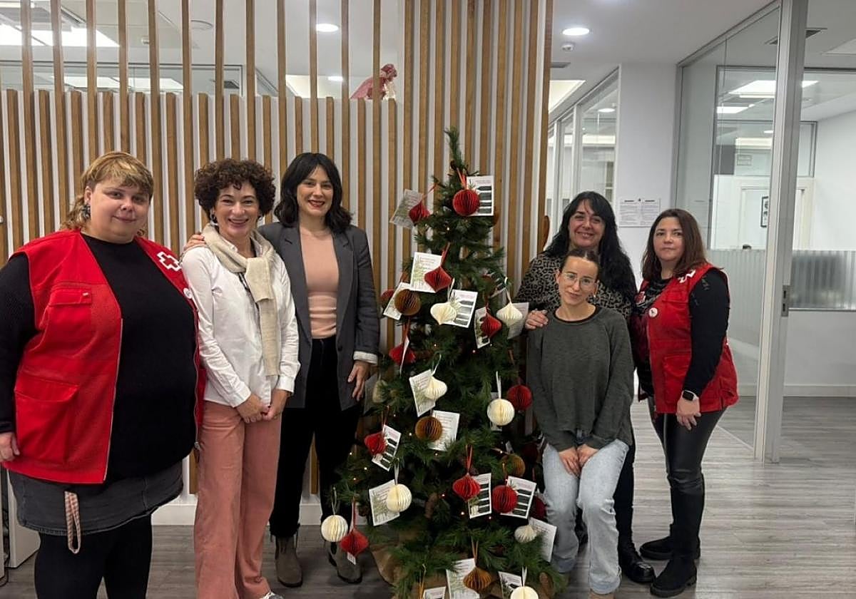 Representantes municipales y de Cruz Roja junto al árbol instalado en el Servicio de Atención Ciudadana.