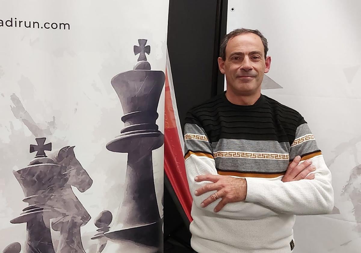 Carlos Pascual es el director del torneo que se celebra estos días en la biblioteca.