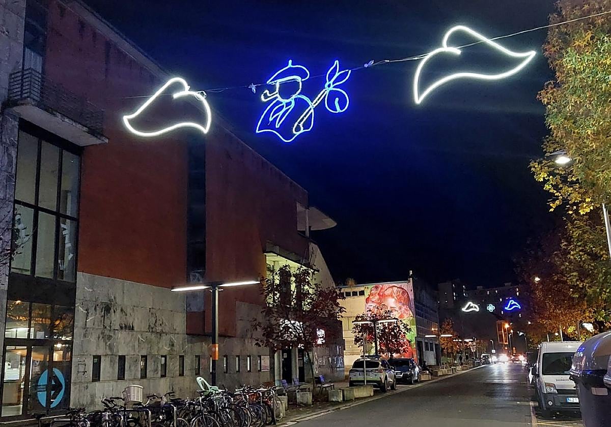 El alumbrado navideño colocado en Euskadi Etorbidea de Trintxerpe.