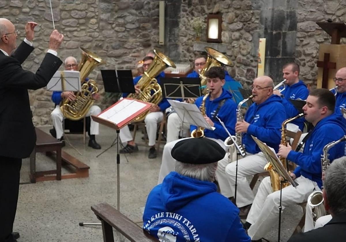 La ermita de Santa Cruz acogió recientemente un emotivo y entretenido concierto de Gora Kale Txiki txaranga.