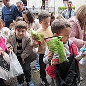 Aitor Isasa, de Goxo-Goxua , 'dirige' a la chavalería cantando la copla de San Nikolas. Al lado, unos pequeños hacen recuento del botín reunido en el bolo-bolo para los más txikis.