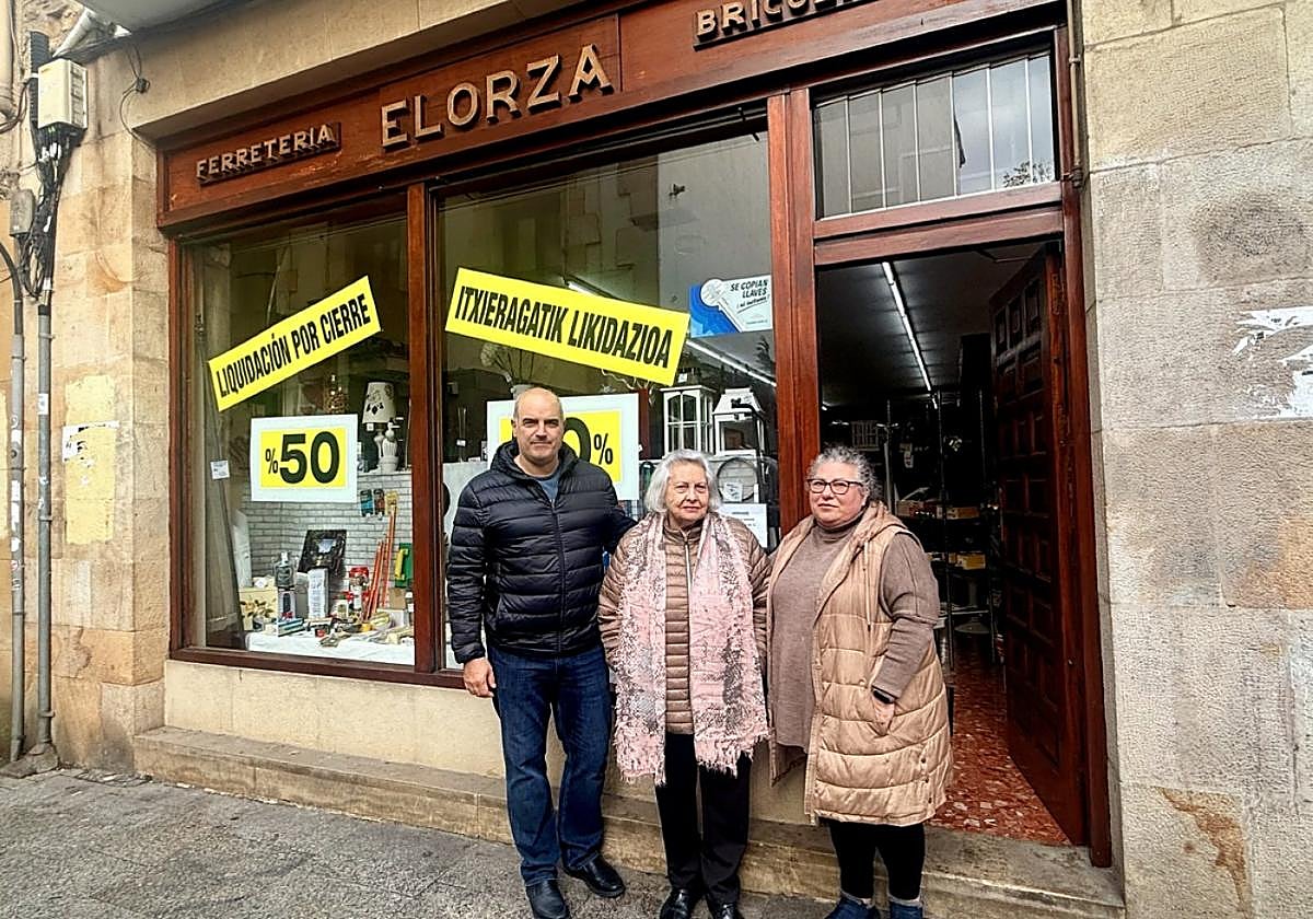 Aitor, Edur y Aintzane delante del comercio familiar que el viernes bajó definitivamente la persiana.