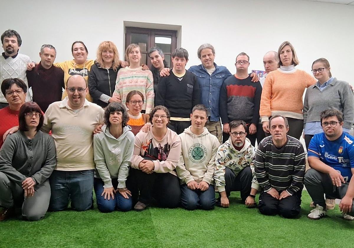 Actrices, actores y directora y director de Ezezagunok, este miércoles tras terminar el ensayo, en su sede de la calle Pikoketa.