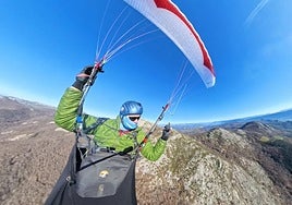Jon Arruti, en su parapente en uno de los vuelos por Euskadi.