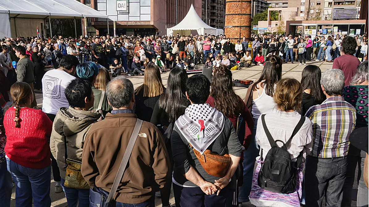 La Azoka detiene su actividad media hora para denunciar el genocidio de Israel en Palestina