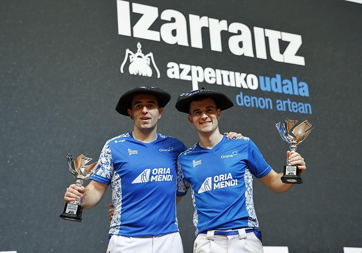 Eskudero y Ansa II con los trofeos y las txapelas tras conquistar el Torneo Azpeitia aen el Izarraitz.