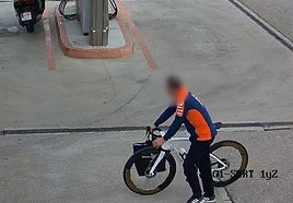 El ladrón con la bicicleta de Jorge Martín parando en una gasolinera de Valencia.
