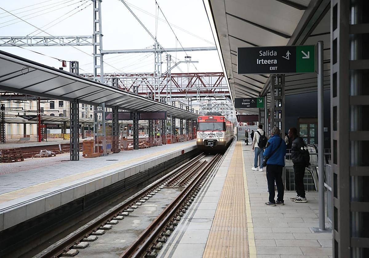 Viajeros esperan a un tren de Cercanías en San Sebastián.