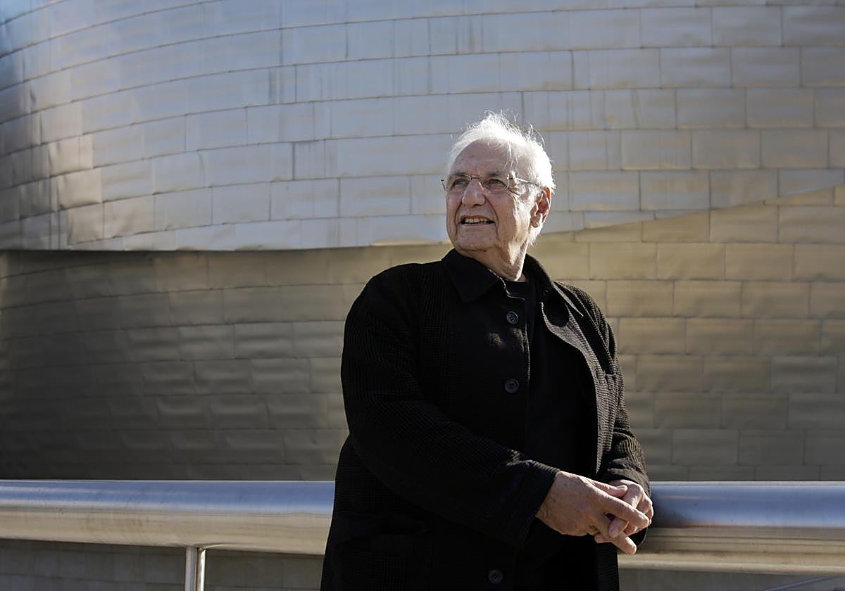 Frank Gehry en el exterior del Guggenheim en 2007.