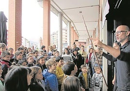 Aitor Isasa, de Goxo-Goxua , 'dirige' a la chavalería cantando la copla de San Nikolas.