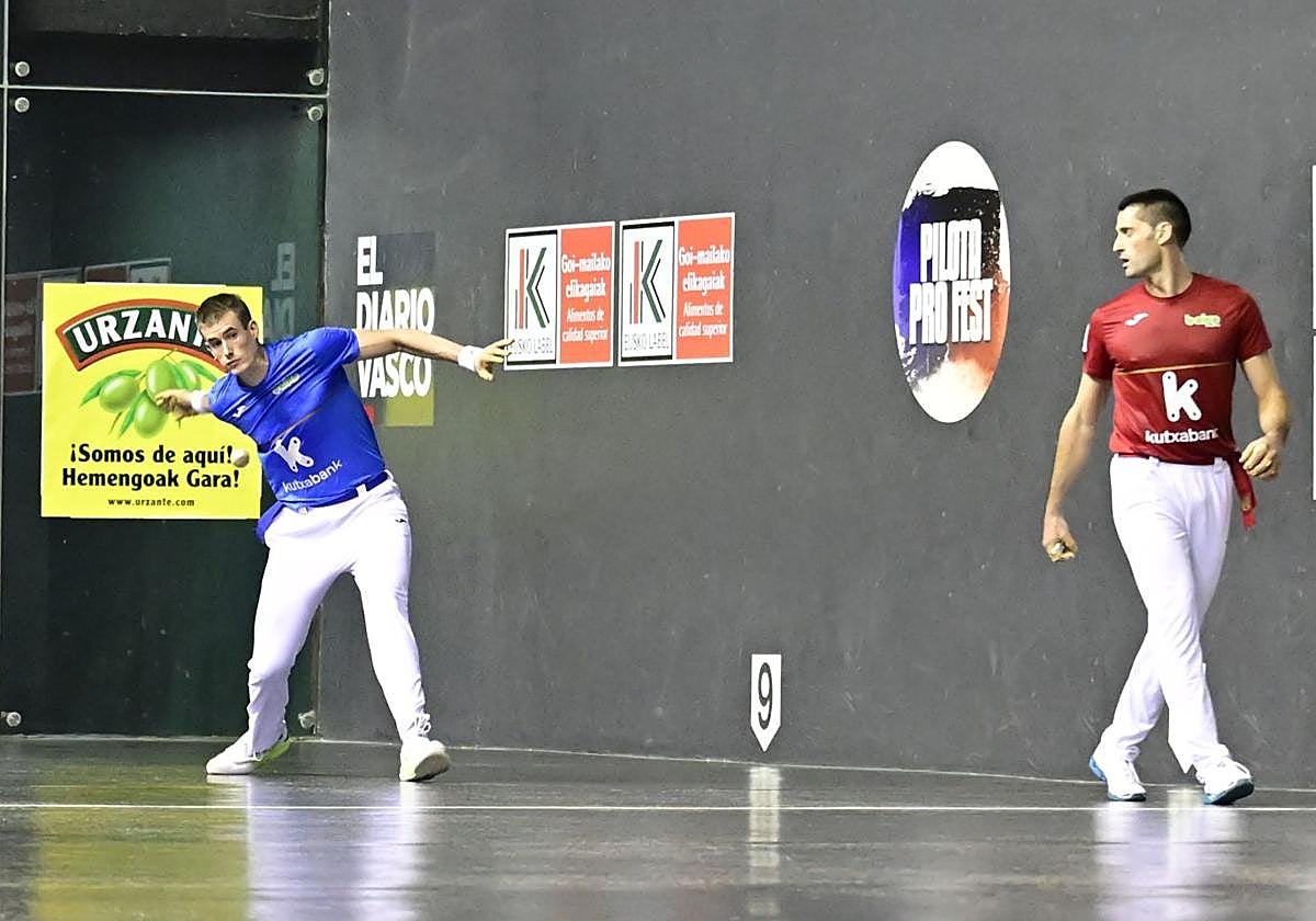 Mariezkurrena II golpea la pelota cerca del rebote ante la mirada de Albisu.