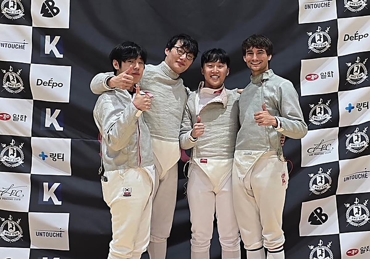 Julen Casajús (a la derecha de la foto) junto con sus compañeros de equipo tras ganar el torneo universitario.