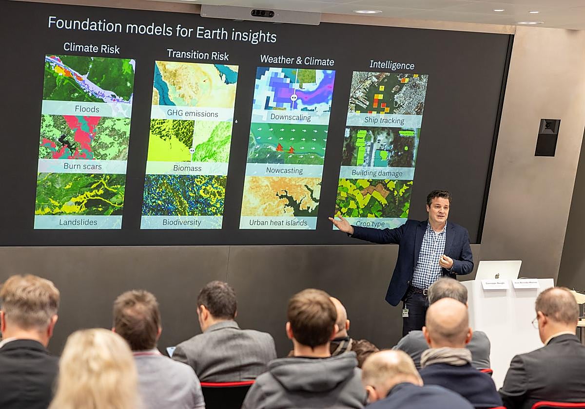 El andaluz Juan Bernabé-Moreno, director de IBM Research para Reino Unido e Irlanda, explica uno de los modelos de IA de IBM durante el evento de Zúrich.