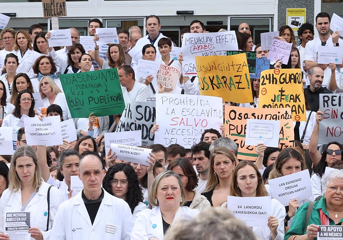 Varios médicos se concentran en el Hospital Donostia en el último día de huelga en octubre.