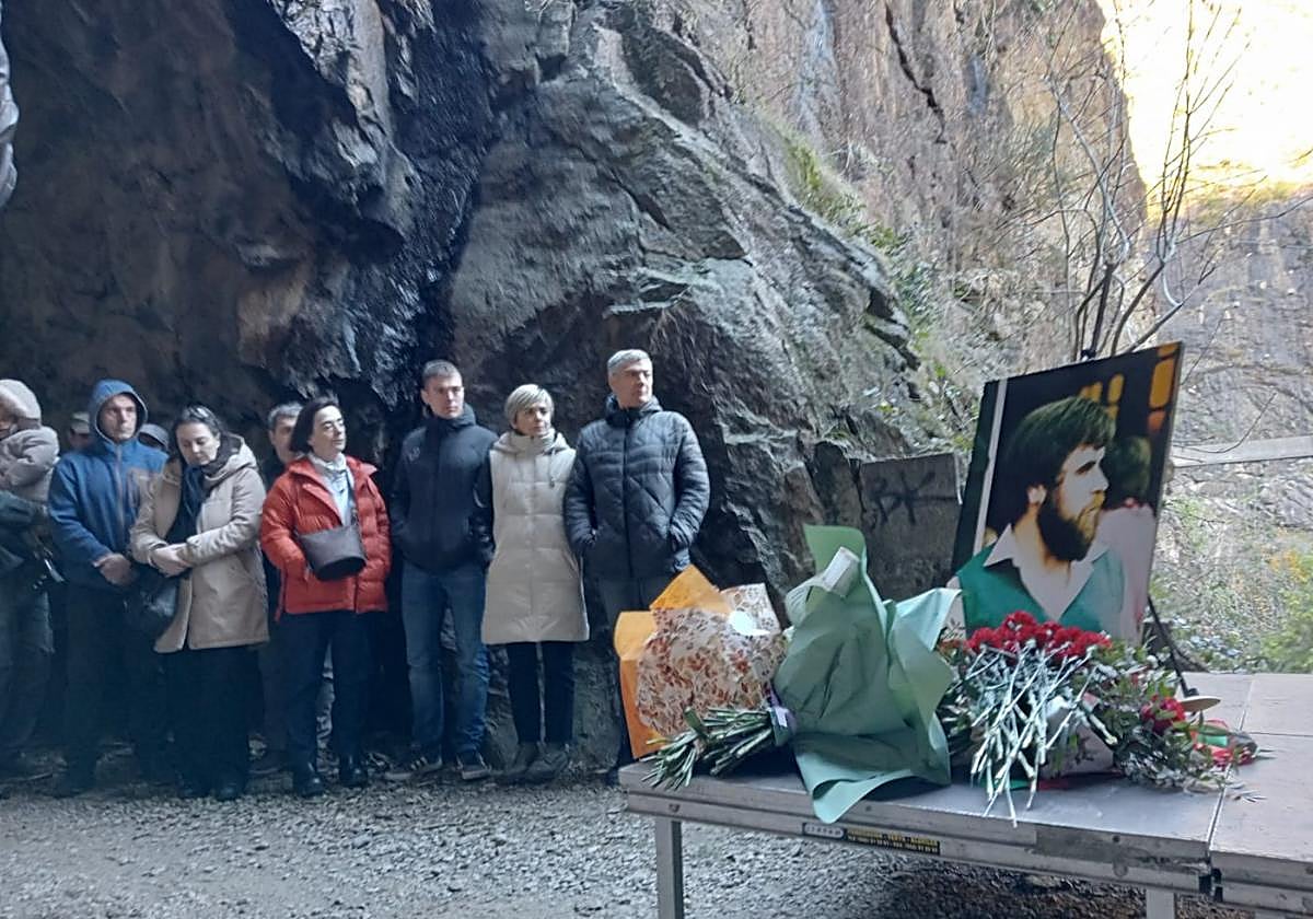 Familiares y amigos de Mikel Zabalza, en la ofrenda floral en Endarlatsa.