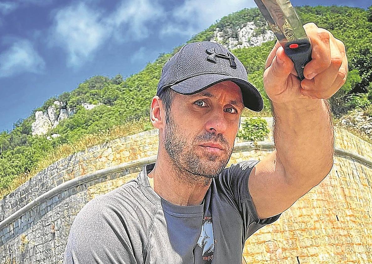 Vicente, fotografiado en los Fuertes de Santoña donde tiene lugar el Summer Camp de la asociación Eskrima Norte.