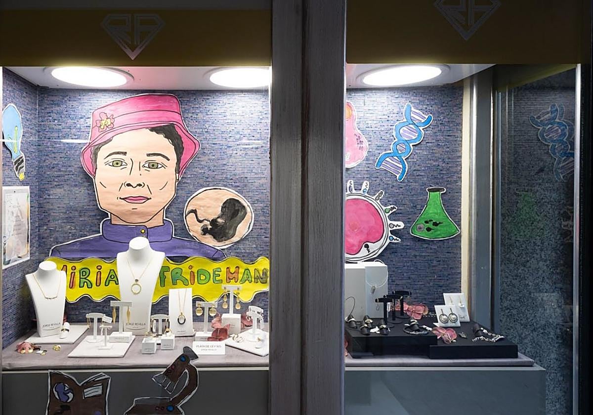 Escaparate de la joyería Aramburu, dedicado a la cienfífica estadounidense Miriam Friedman Menkini.