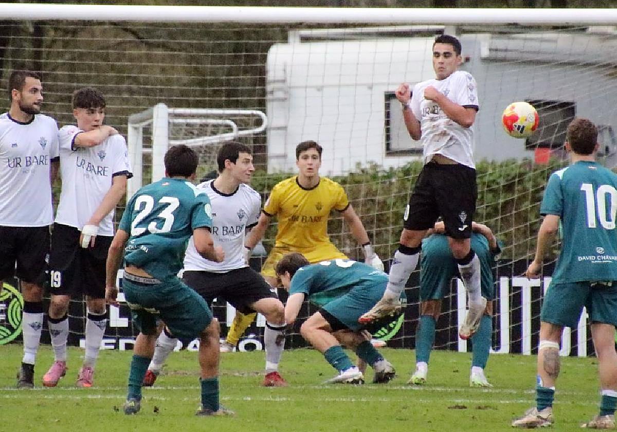 El libre directo del Alavés será despejado por Agirrezabal, que hizo paradas de mérito durante todo el partido y recibió una falta no pitada en el segundo tanto visitante.