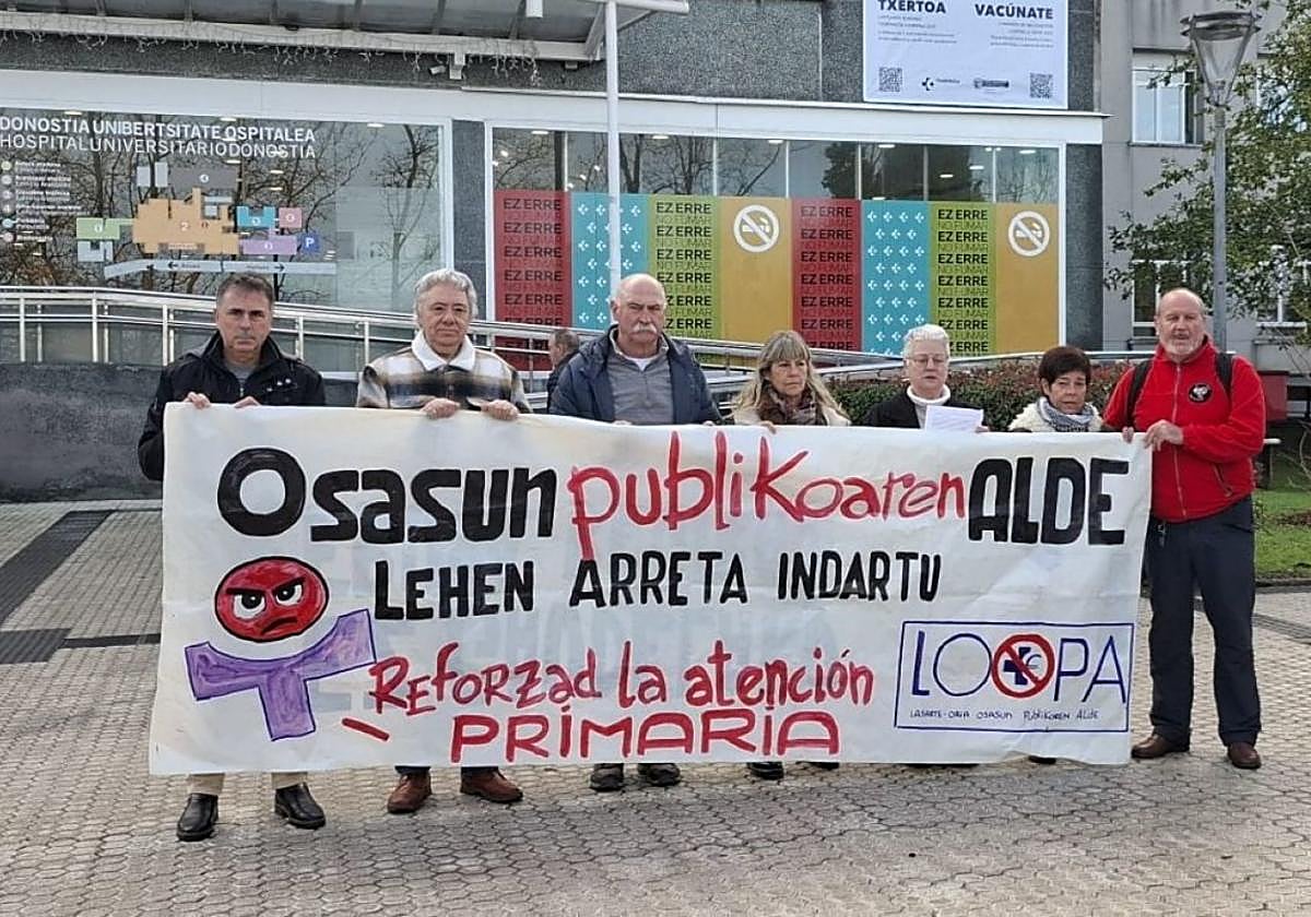 Miembros de LOOPA a las puertas del Hospital Donostia.
