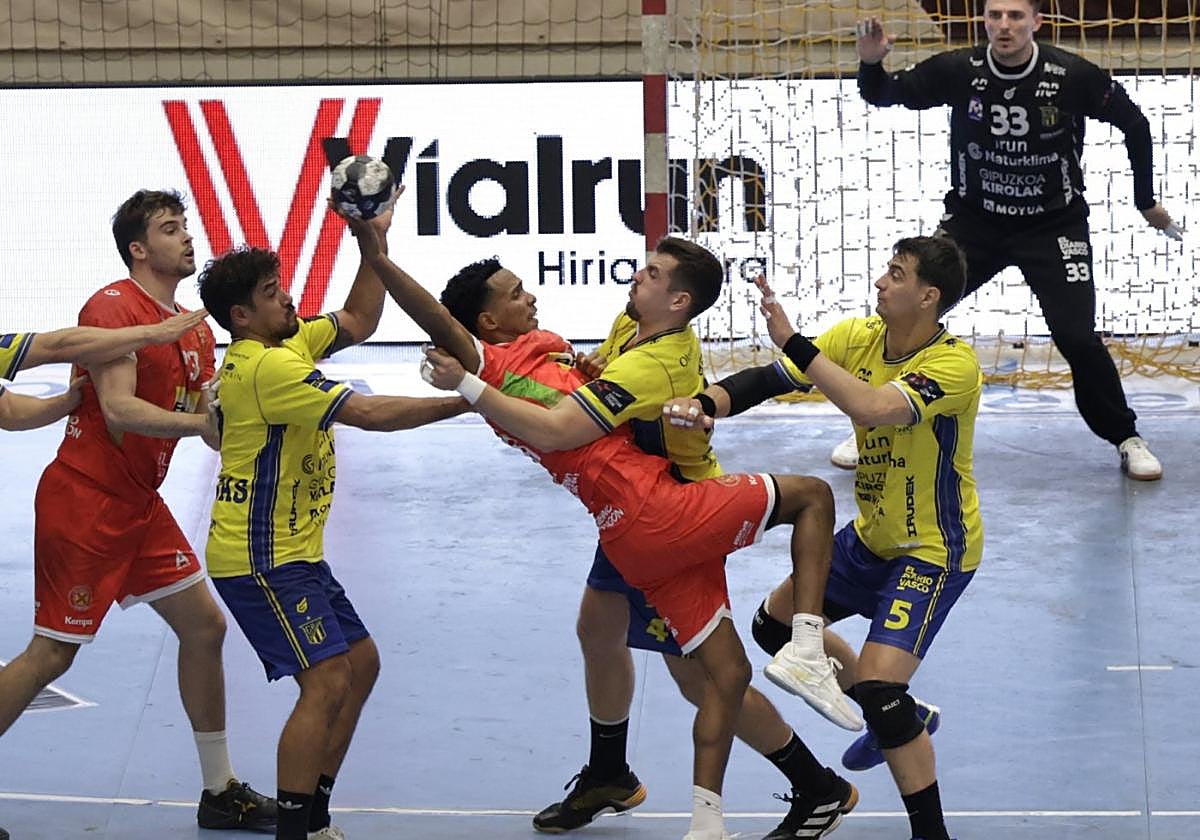 La defensa amarilla concedió 19 goles en el primer tiempo y rectificó en el segundo, con 13 encajados.