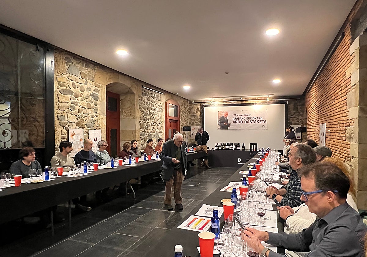 El Portalón registra lleno absoluto en la cada cata conducida por Manuel Ruiz.