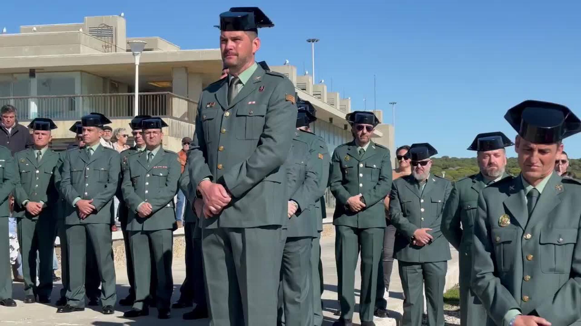 Familiares y guardias civiles honran con una ofrenda floral a los dos agentes asesinados